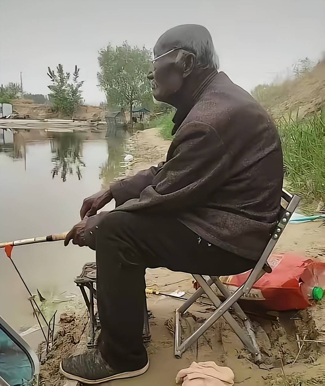 ”黑大爷突然去世其生平曝出网友慨叹pg电子入口曾全网爆火的“